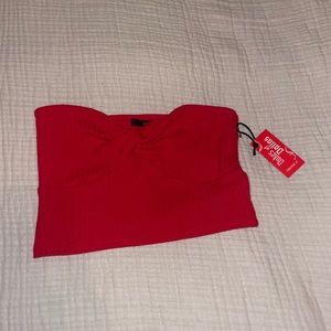 Never worn!!
Forever 21 Red Crop-top strapless 
Size M